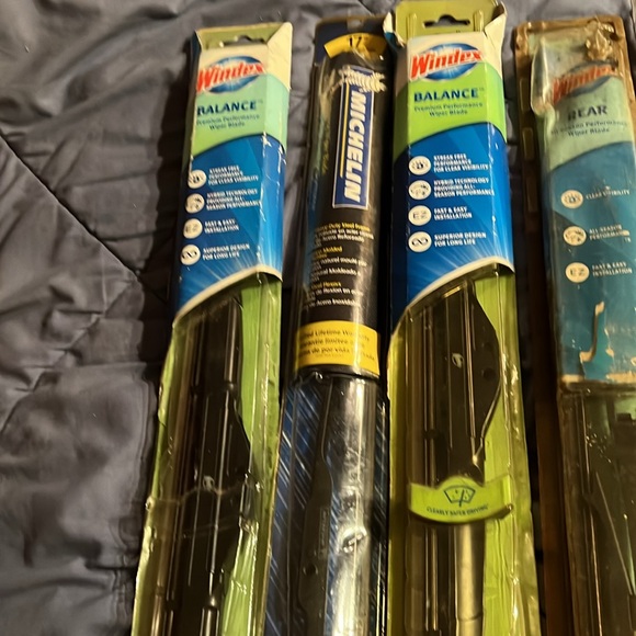 SIX PACKAGES OF NEW WINDSHIELD WIPERS ! - Picture 3 of 15